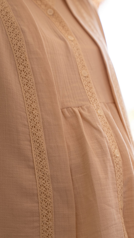 Krem rengi, dantel detaylı, %100 pamuk sabahlık seti, rahat ve geniş kesim.