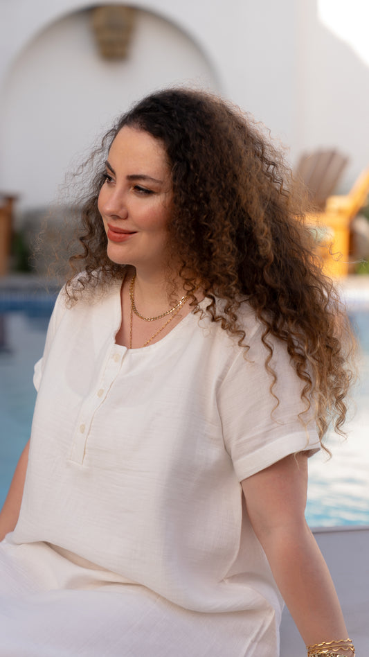 Beyaz kısa kollu organik pamuk müslin elbise, nefes alır ve hassas ciltler için uygundur.