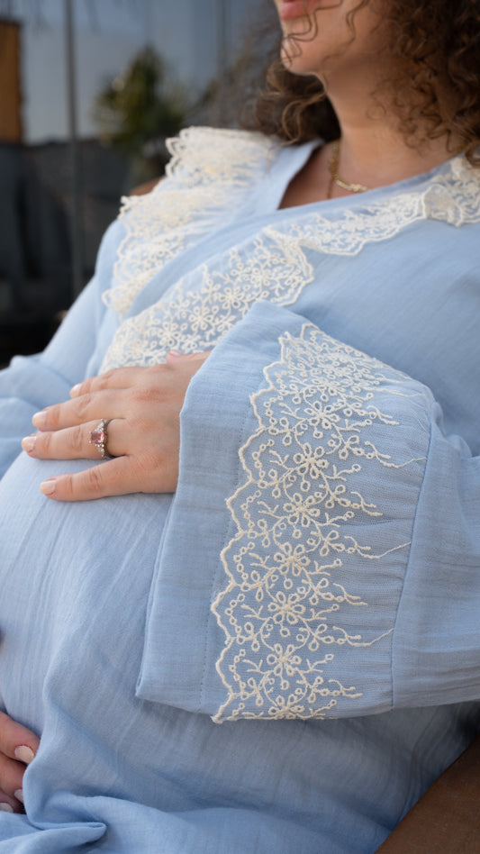 Mavi pamuklu pijama seti, dantel detaylı kruvaze üst ve rahat pijama altı ile.