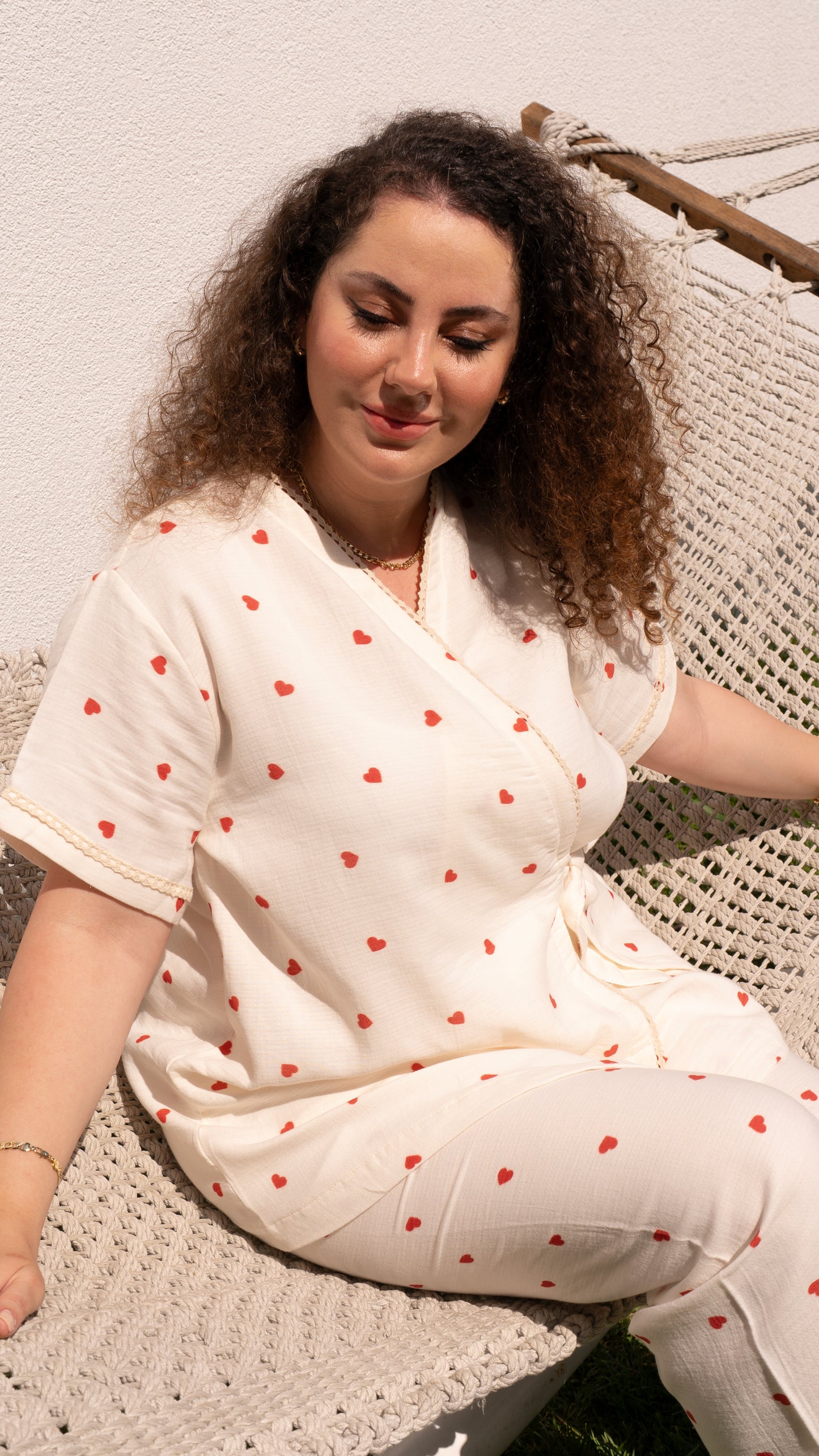 Kısa kollu kruvaze yaka, kırmızı kalp desenli %100 pamuk pijama takımı.