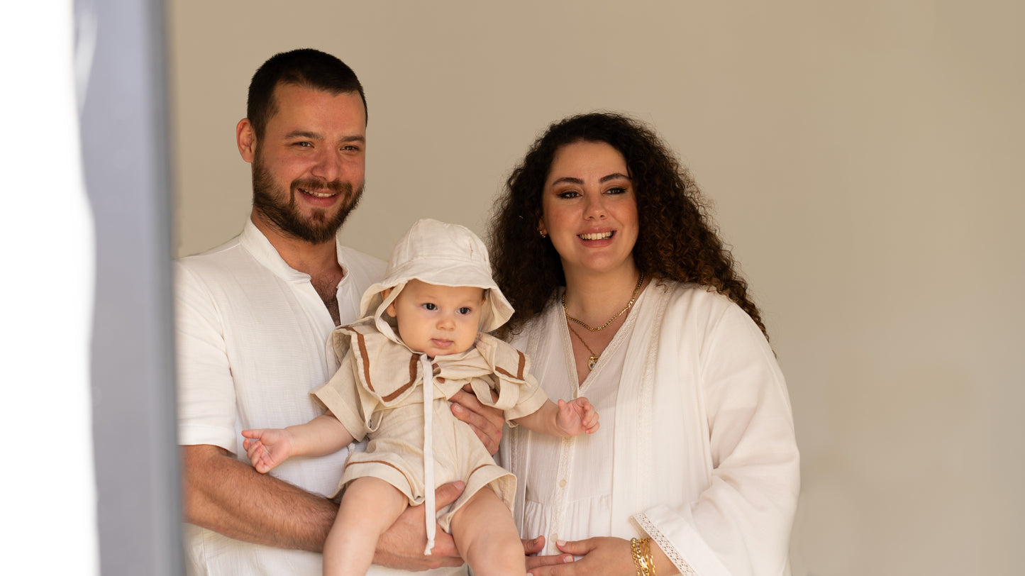 Ekru renkte, anne lohusa sabahlığı, uzun kollu ve diz boyu tasarım.