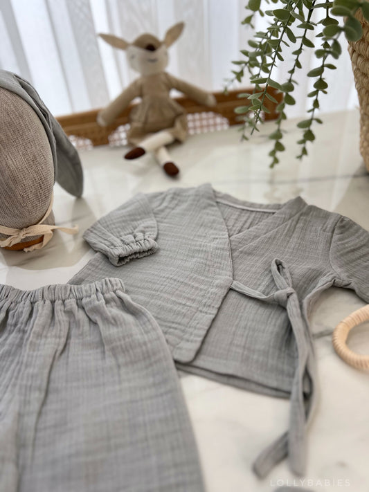 Gri renkli 4 parçalı erkek bebek müslin alt üst takım, kruvaze yaka body ve tavşan kulaklı şapka ile