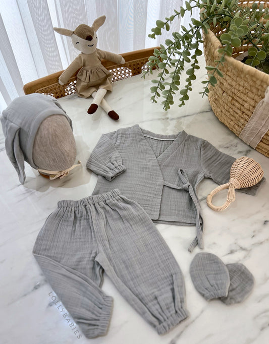 Gri, 4'lü erkek bebek alt üst takımı, kruvaze yaka body ve tavşan kulaklı şapka içeriyor.
