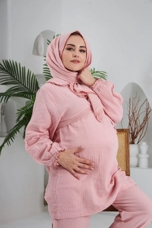 Pudra renkli vintage lohusa takımı, dantel detaylı bluz ve etekten oluşuyor.