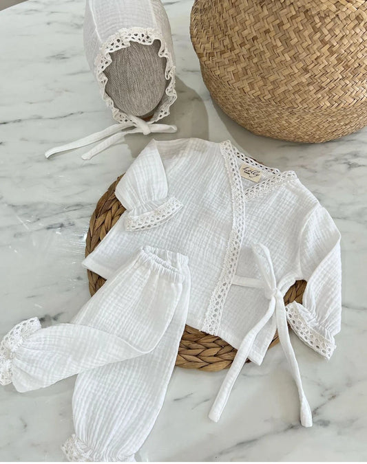 Beyaz dantel detaylı kız çocukları için üçlü kıyafet seti