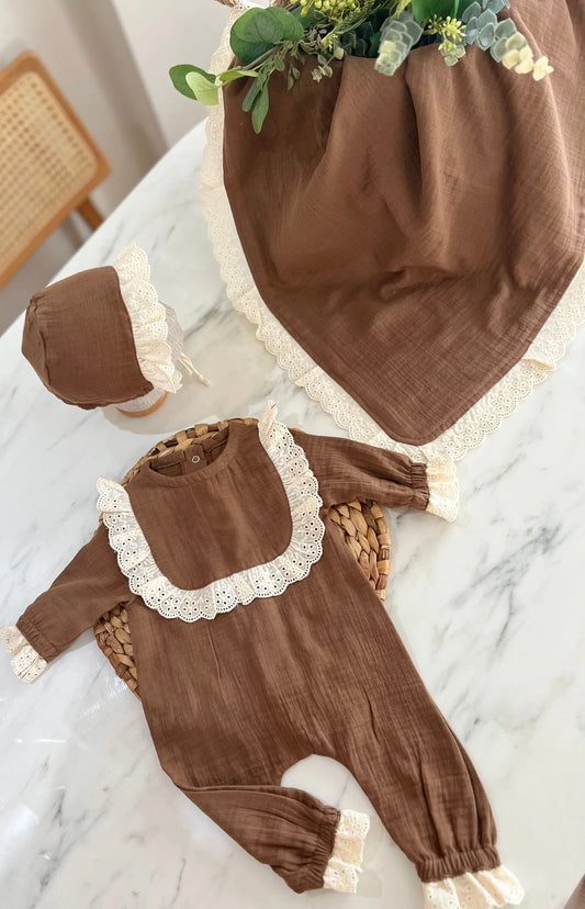 Kahverengi kız tulumu ve uyumlu battaniyesi, yumuşak kumaşla tasarlanmış.