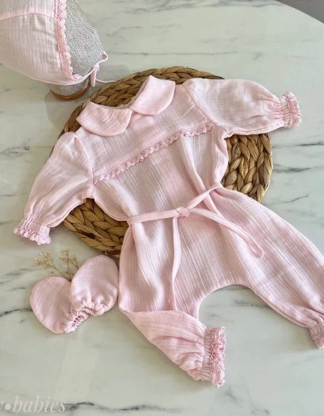 Yenidoğan bebekler için pamuklu müslin tulum, şapka ve eldiven seti, beyaz ve sade tasarım.