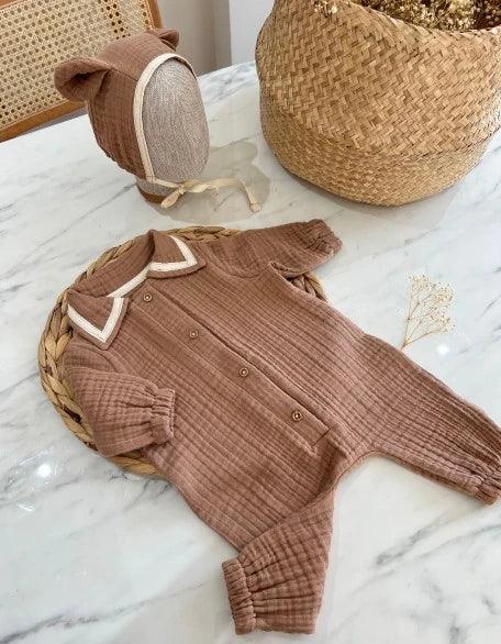 Yenidoğan erkek bebek için önden düğmeli pamuklu müslin tulum ve tavşan kulaklı şapka seti