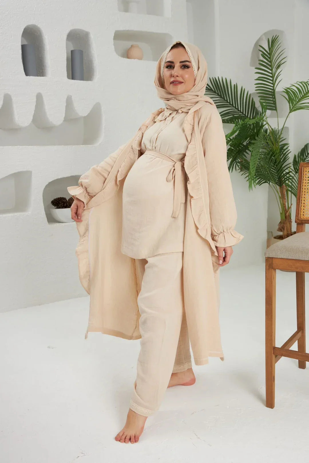 Bej renkli, %100 organik pamuklu, 3 parçalı kadın pijama takımı ve sabahlık seti