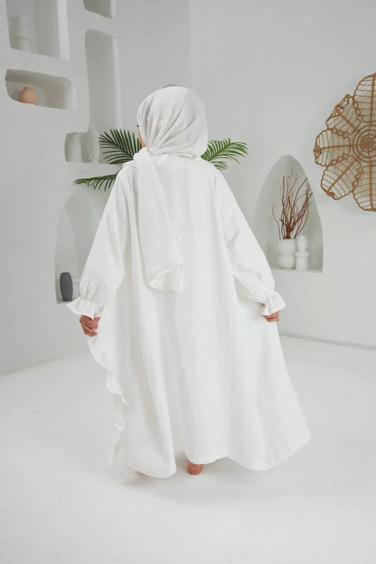 Beyaz 3'lü müslin pijama takımı, sabahlık, üst ve alt parçalarıyla konfor sunar.