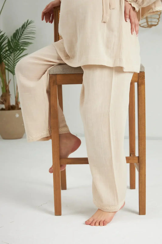 Bej renkli vintage tarzda lohusa seti, şapka ve battaniye dahil.