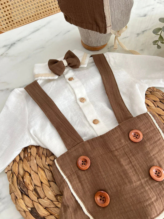 Üç parçadan oluşan erkek bebek salopet takımı, hafif ve doğal kumaşlarla tasarlanmıştır.