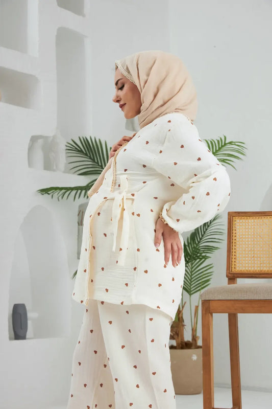 Kahverengi kalp desenli, kruvaze yaka, uzun kollu lohusa pijama takımı ve altı.