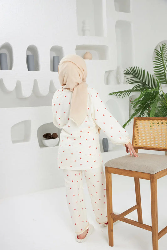 Kırmızı kalp desenli, kruvaze yaka lohusa pijama takımı ve uzun alt pijama.
