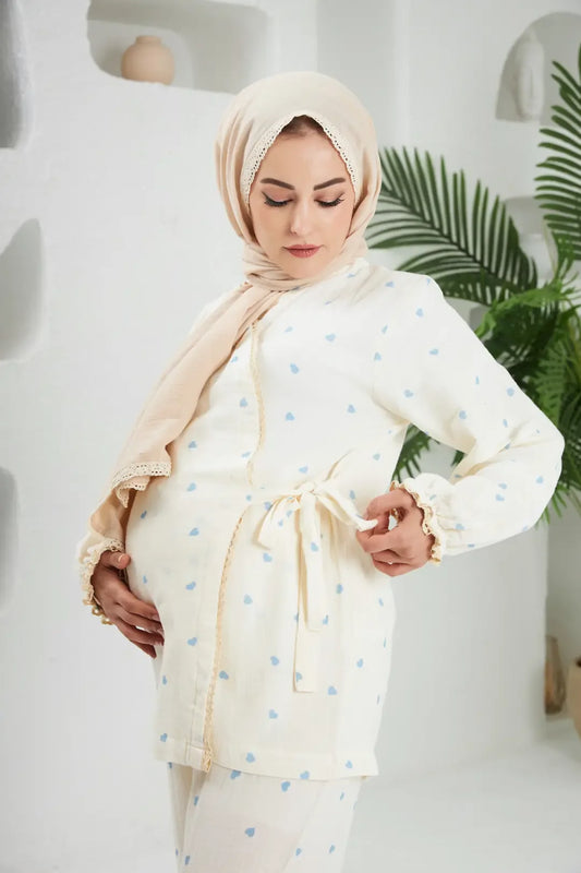 Mavi kalp desenli, kruvaze yaka lohusa pijama takımı, pamuklu ve rahat bir tasarıma sahiptir.