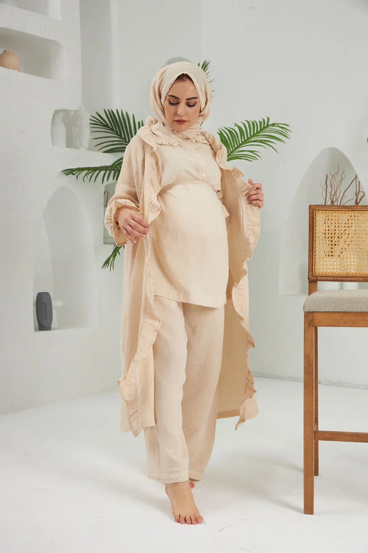 Bej renkli 3'lü müslin pijama takımı, sabahlık, üst ve alt parçadan oluşur.