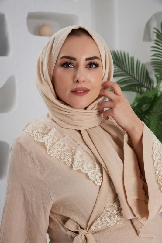 Bej renkli, dantel detaylı kruvaze yaka üst ve rahat kesim pijama altından oluşan lohusa takımı.