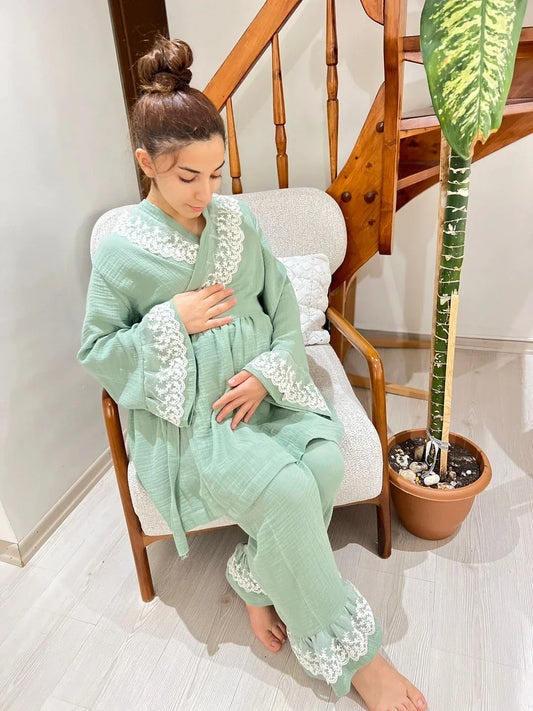 Çağla renkli, dantel detaylı kruvaze yaka uzun kollu üst ve rahat pijama altı takımı.