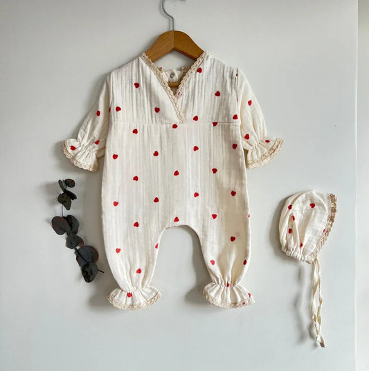 Beyaz çift katlı pamuk müslin kumaştan yenidoğan tulum ve şapka seti