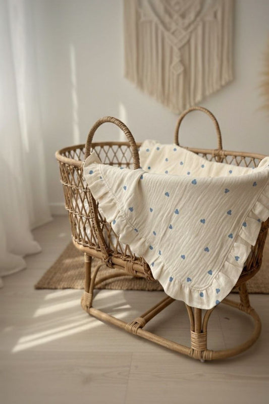 Kalp desenli, %100 pamuk müslin battaniye, 85x85 cm boyutunda yumuşak bir örtü.