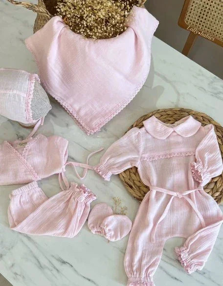 Altı parçadan oluşan, kız bebekler için müslin hastane çıkış seti.