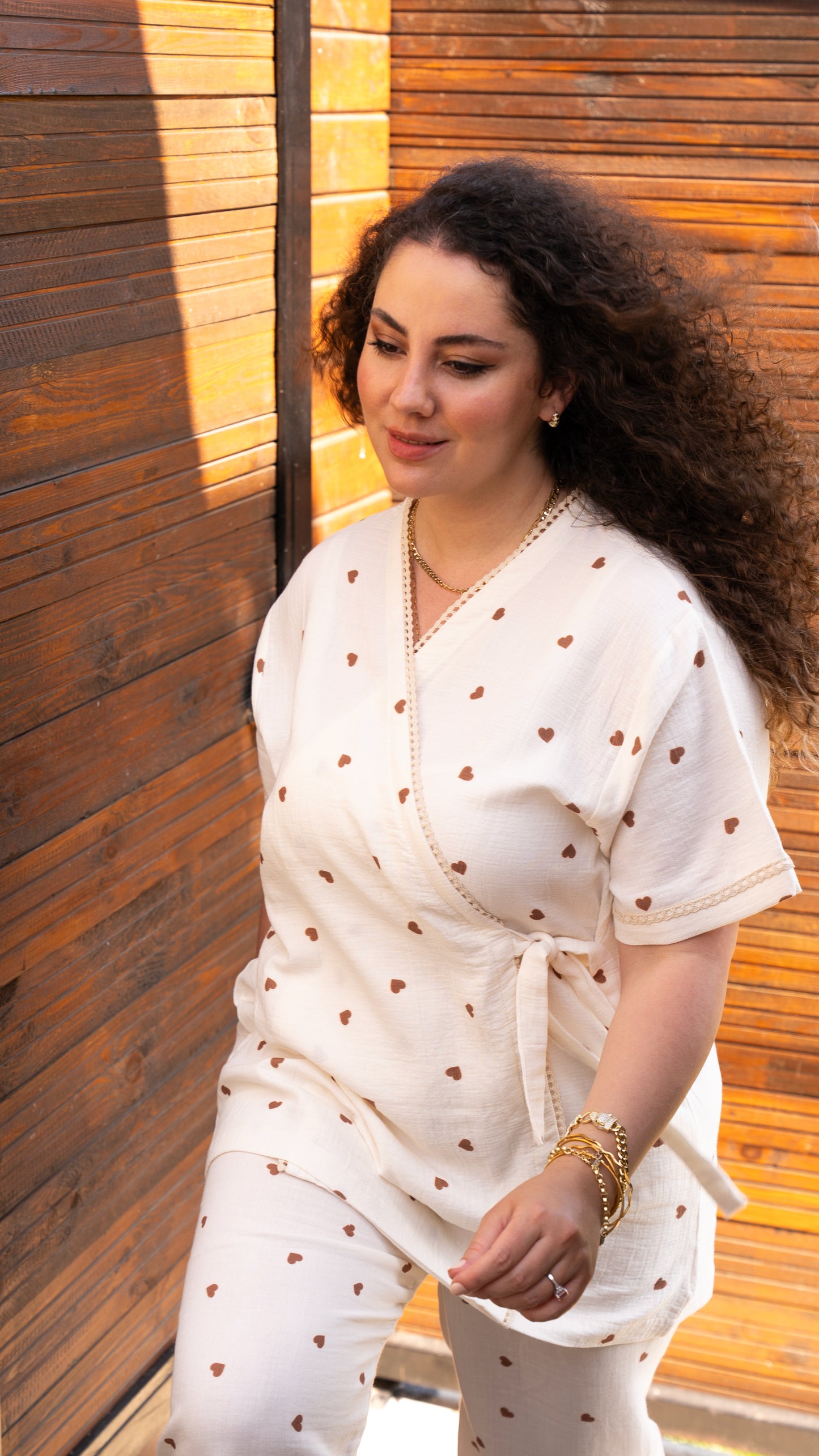 Kahverengi kalp desenli kısa kollu kruvaze pijama takımı, yumuşak pamuk kumaştan yapılmıştır.