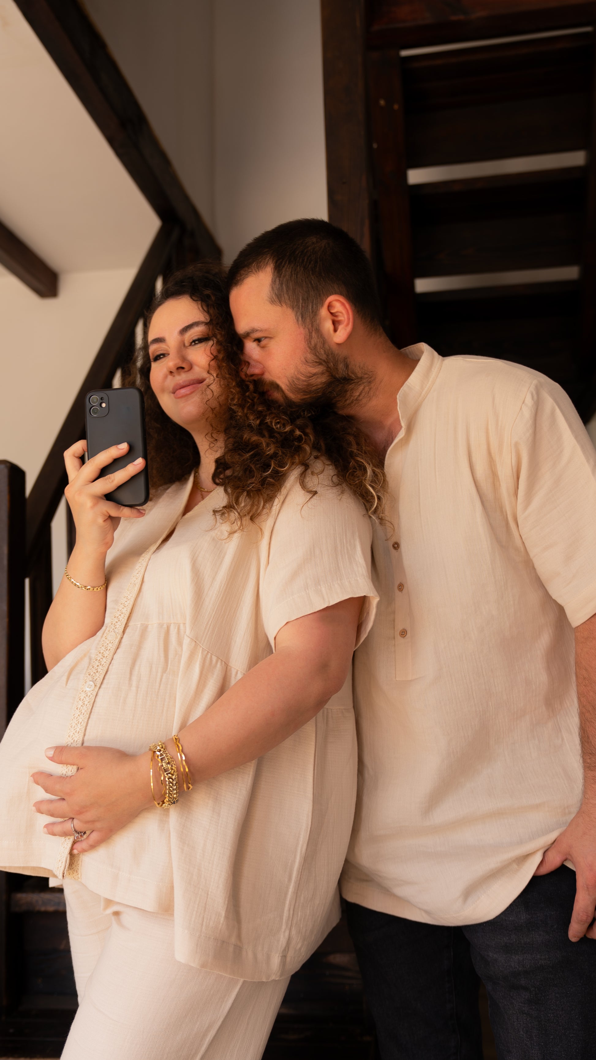 Bej renkli anne ve baba takım seti, doğal müslin kumaşla rahat ve şık bir görünüm sunar.