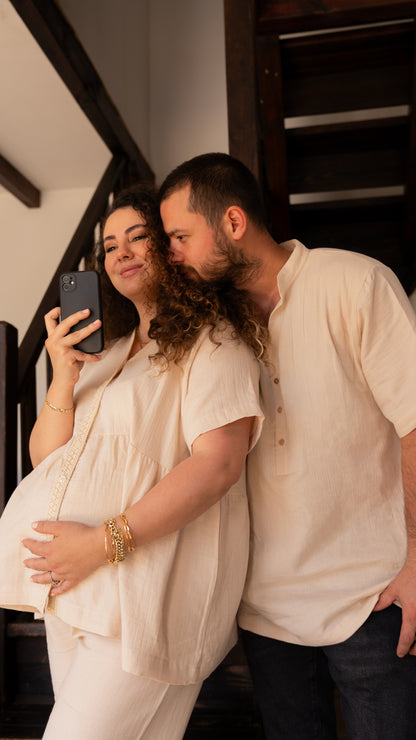 Bej renkli anne ve baba takım seti, doğal müslin kumaşla rahat ve şık bir görünüm sunar.