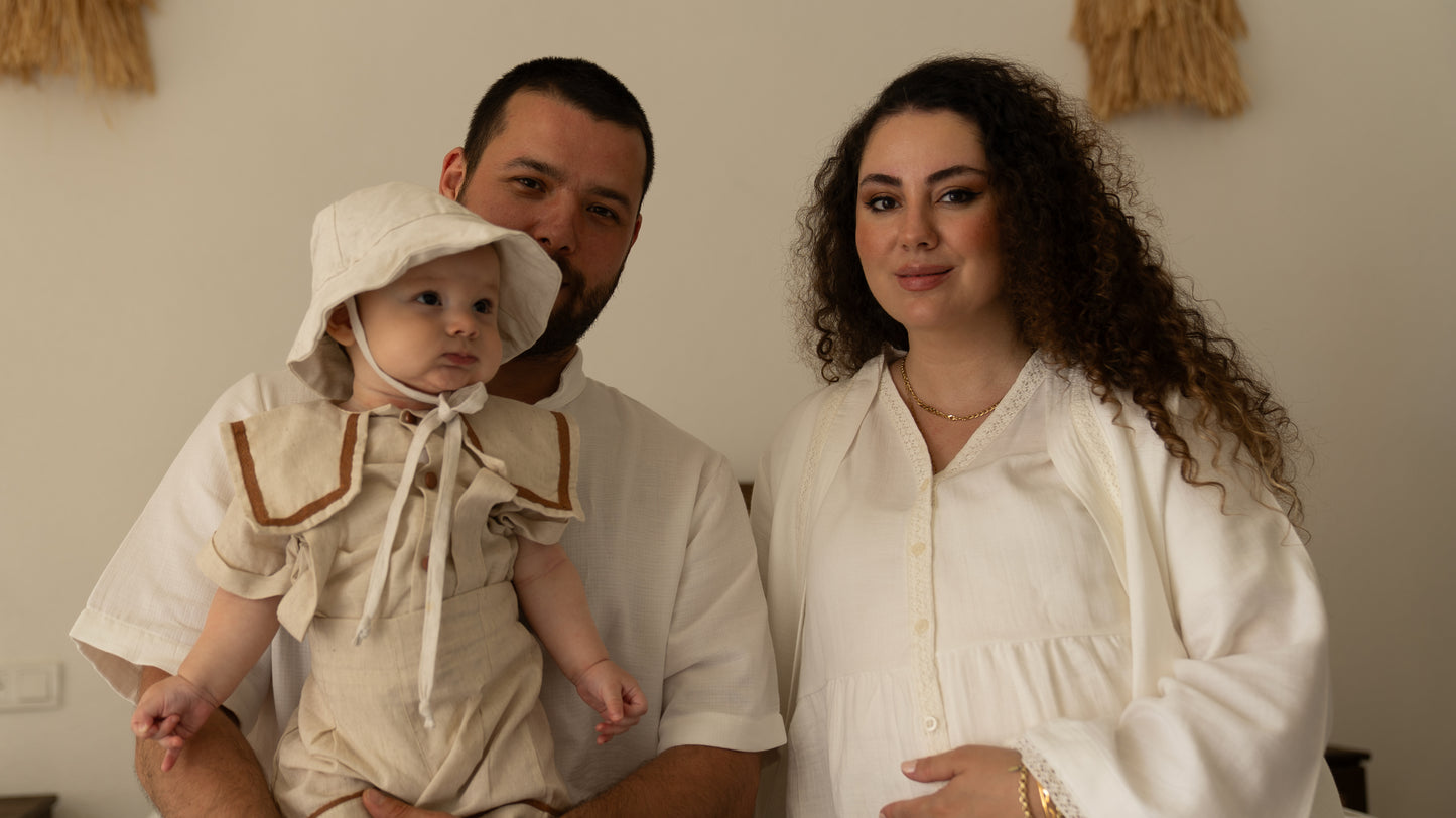 Ekru renkli, dantel detaylı, hafif ve şık bir lohusa sabahlığı.