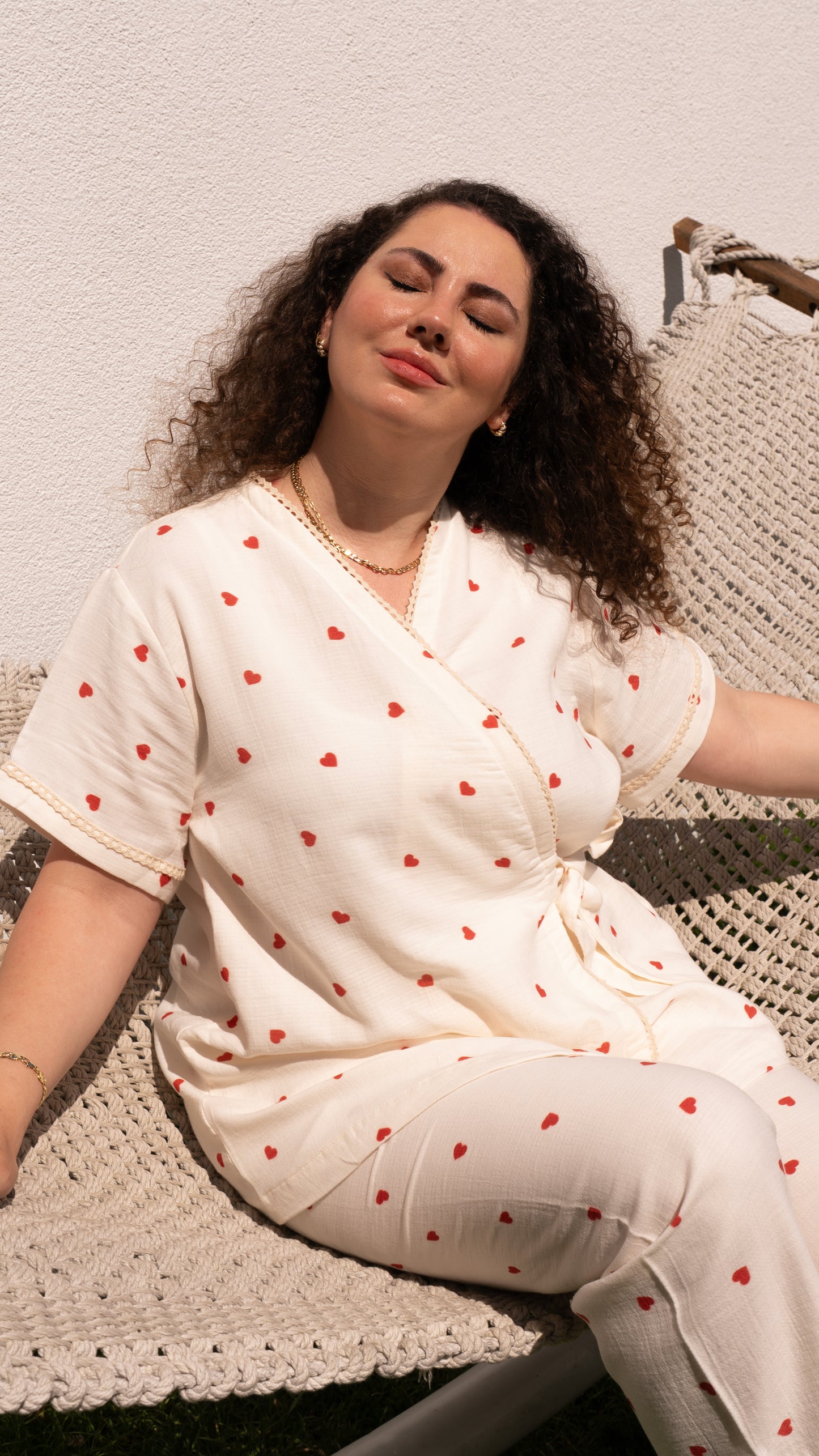 Kısa kollu kruvaze yaka, kırmızı kalp desenli pamuklu pijama takımı seti.