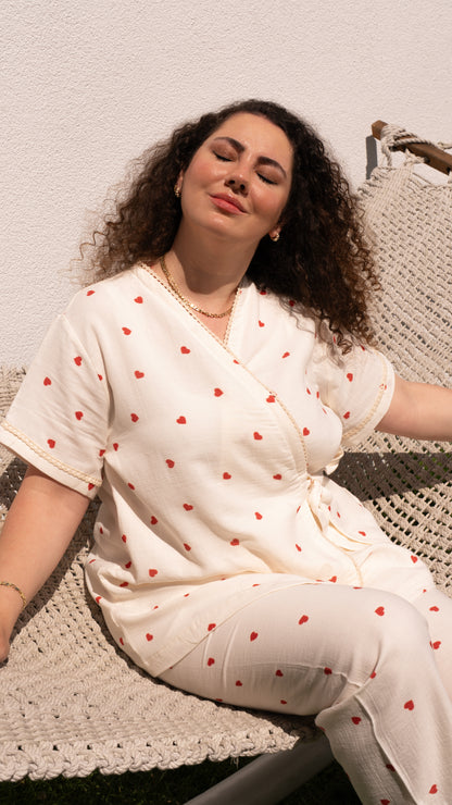 Kısa kollu kruvaze yaka, kırmızı kalp desenli pamuklu pijama takımı seti.