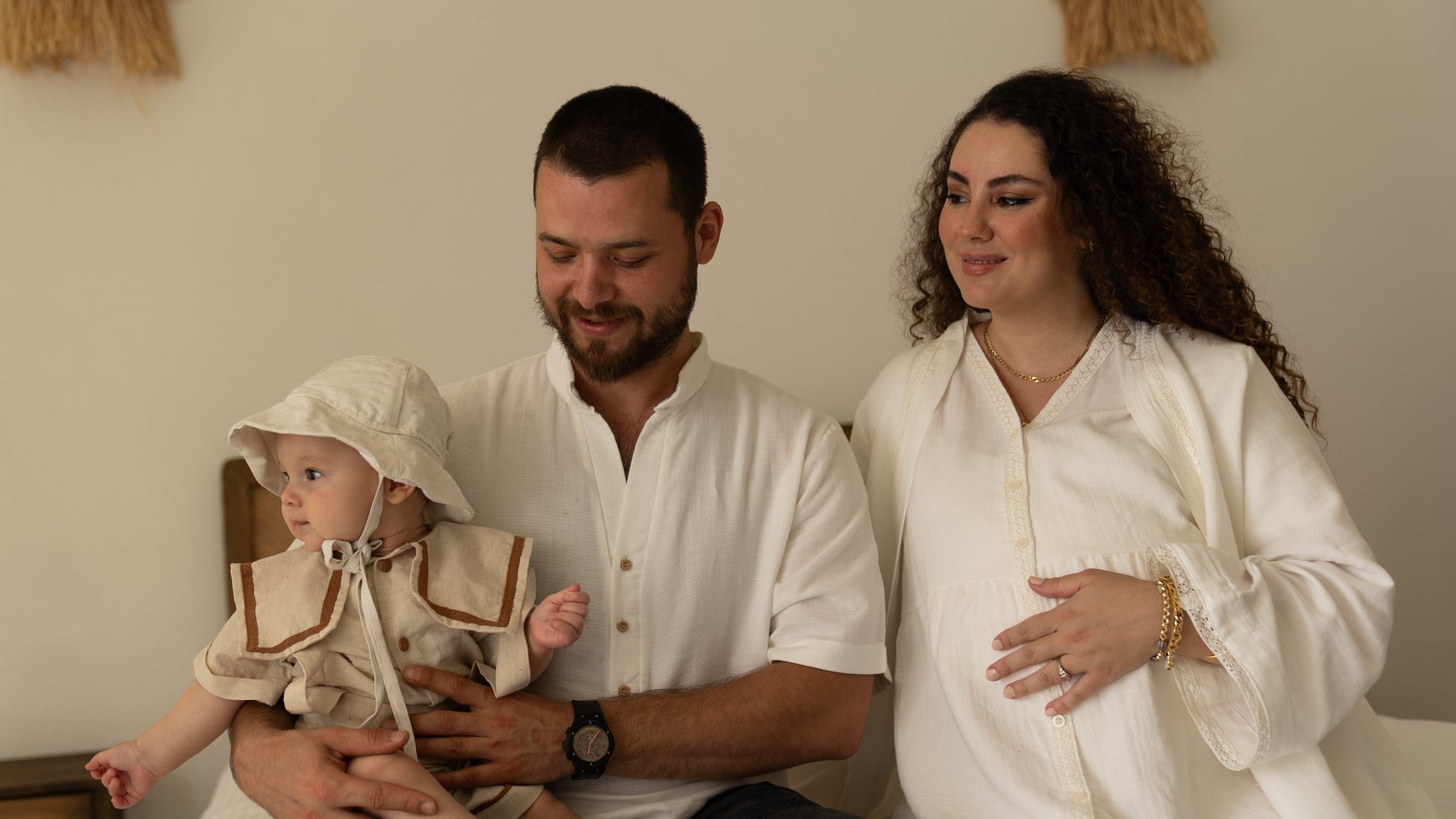 Ekru renkli, anne sabahlığı, uzun kollu ve diz boyu tasarım.