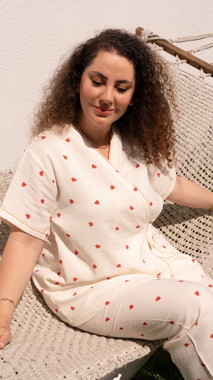 Kısa kollu kruvaze yaka, kırmızı kalp desenli %100 pamuk pijama takımı.