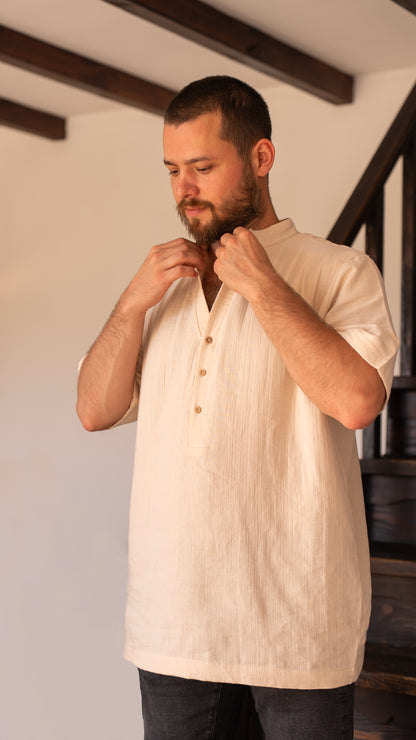 Hafif ve nefes alan %100 pamuk müslin erkek gömlek, sade ve modern tasarıma sahip.