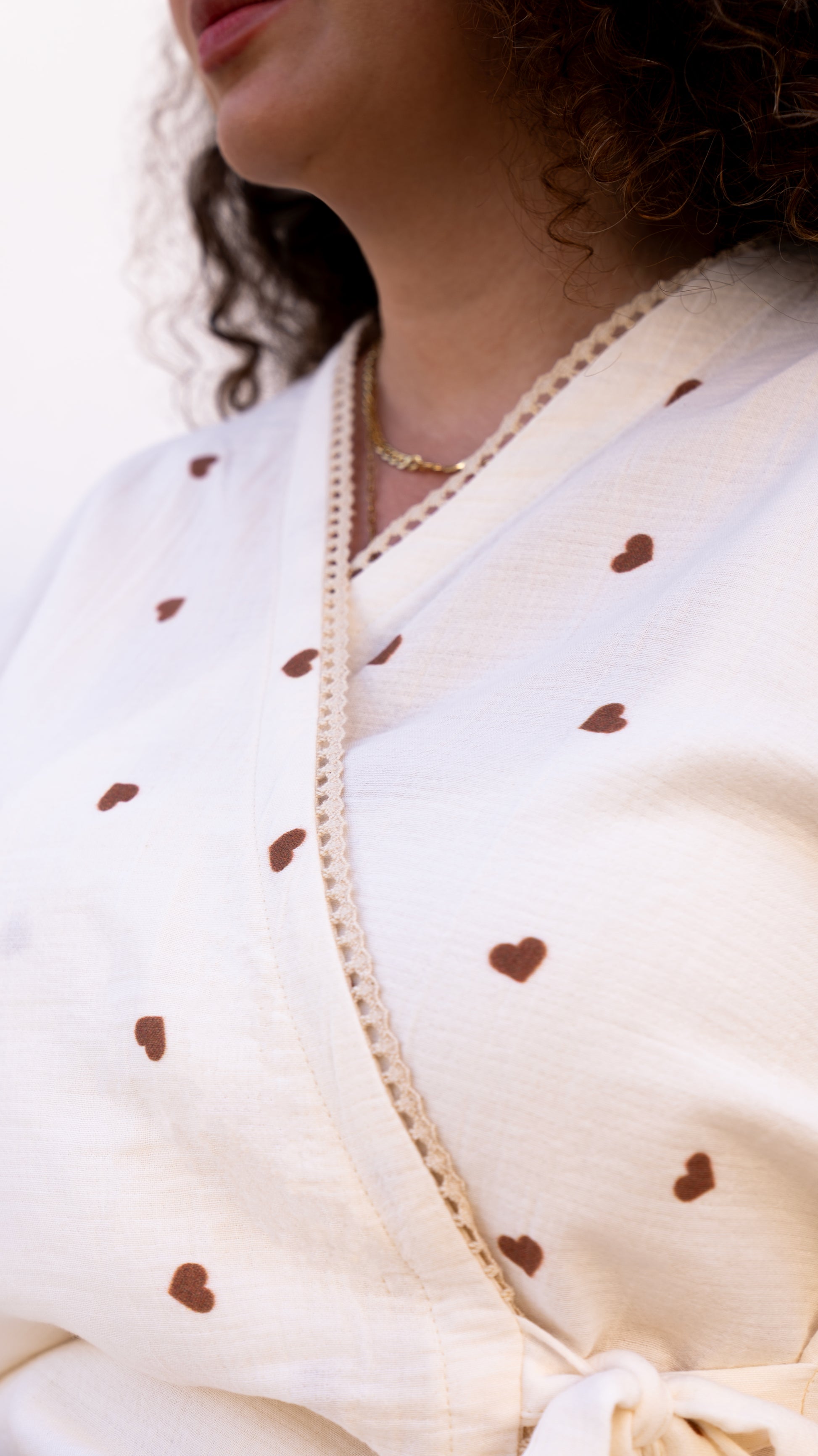 Kahverengi kalp desenli kısa kollu kruvaze yaka pamuklu pijama takımı