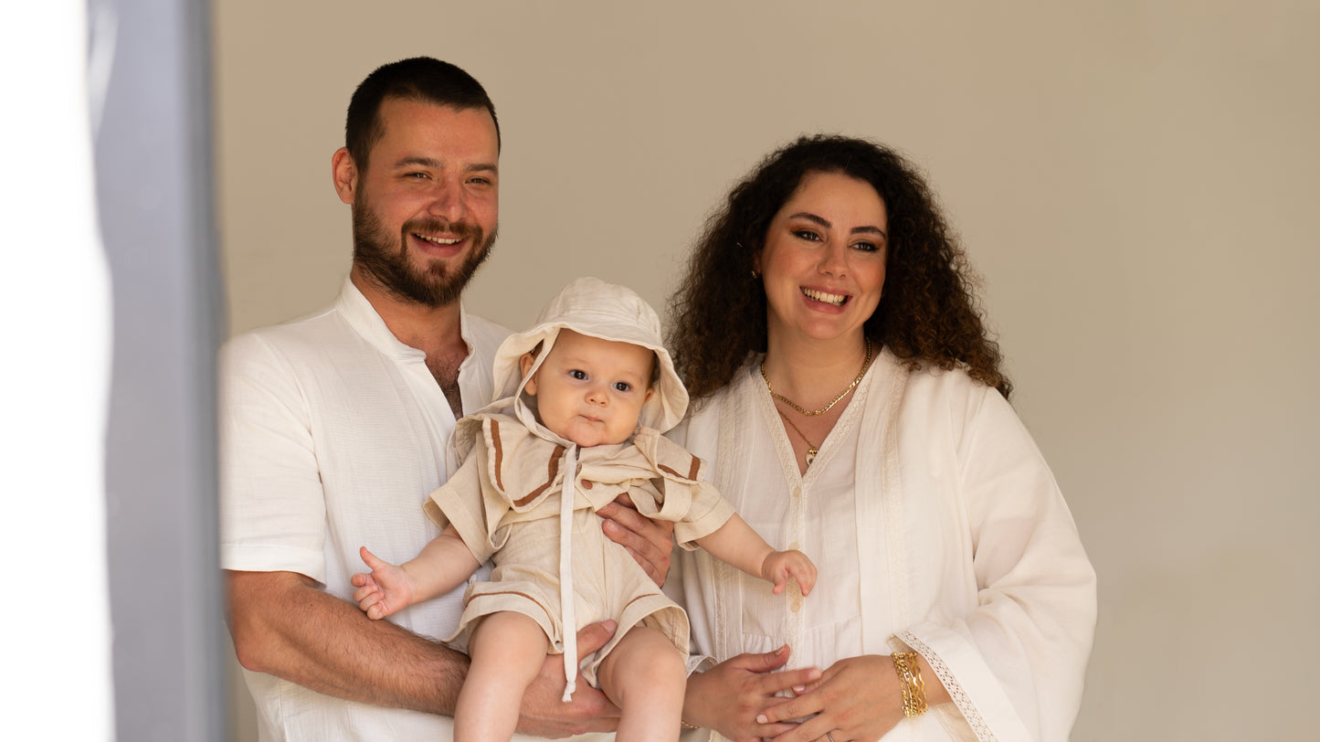 Ekru renkli, dantel detaylı, hafif ve rahat bir lohusa sabahlığı.