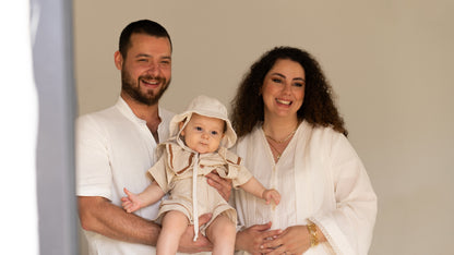 Ekru renkli, dantel detaylı, hafif ve rahat bir lohusa sabahlığı.