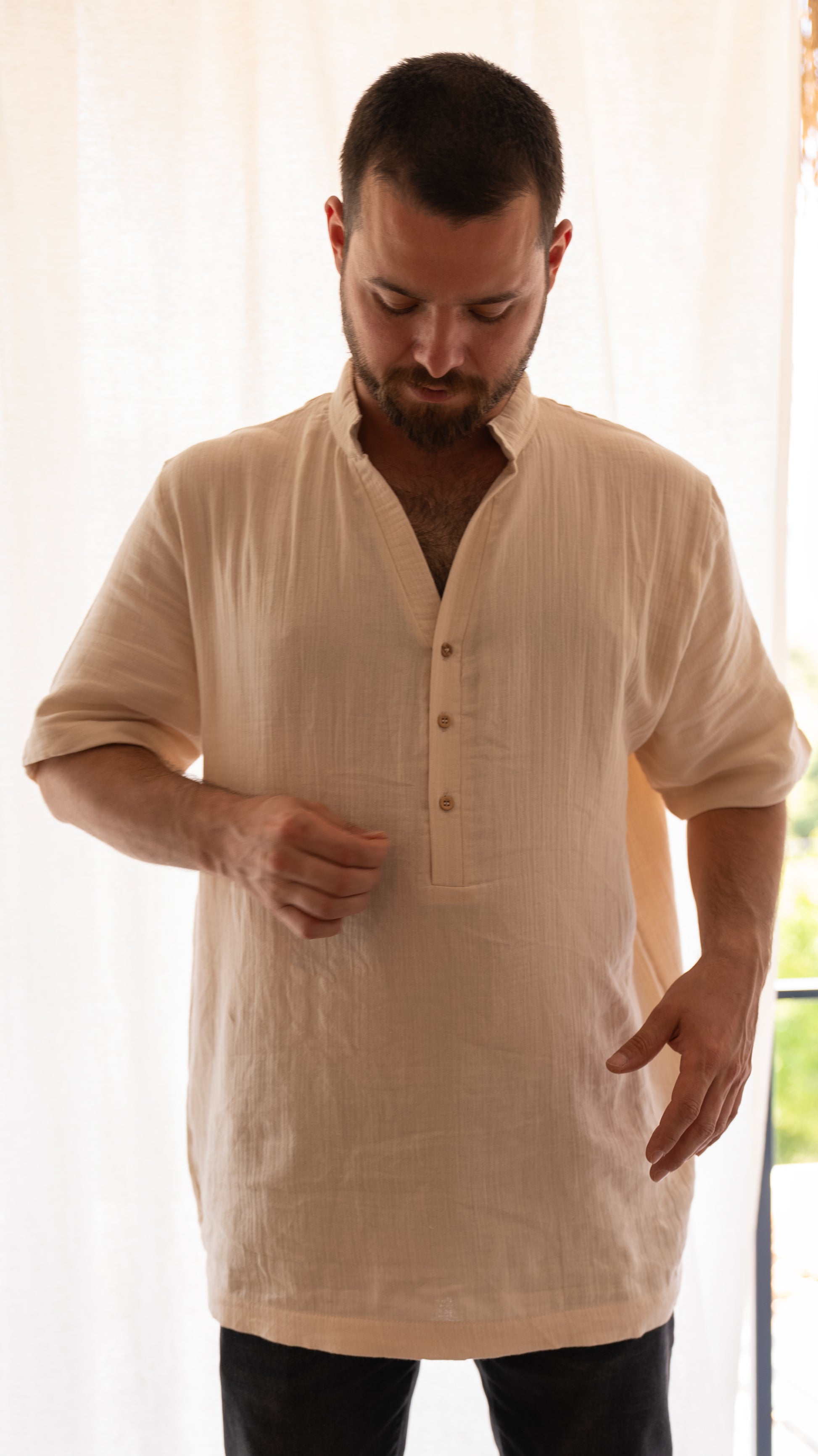 Hafif ve nefes alan %100 pamuk müslin erkek gömlek, sade ve modern tasarıma sahip.