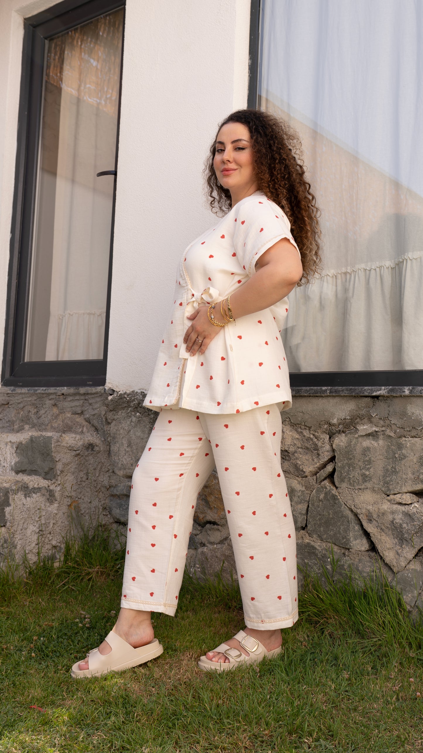 Kısa kollu, kırmızı kalp desenli kruvaze pijama takımı, yumuşak pamuk kumaştan yapılmıştır.