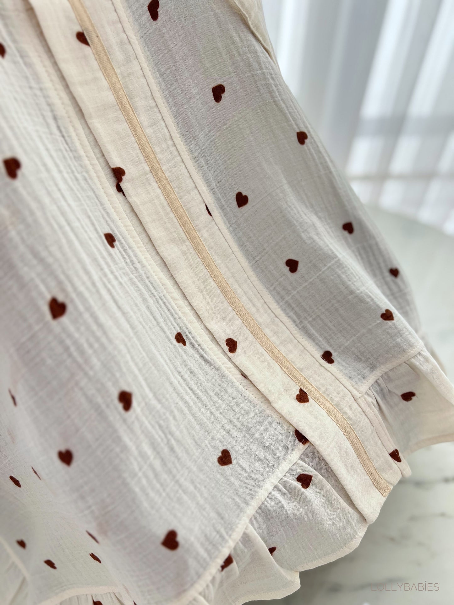 Vit puset örtüsü med mjukt tyg och enkel design.