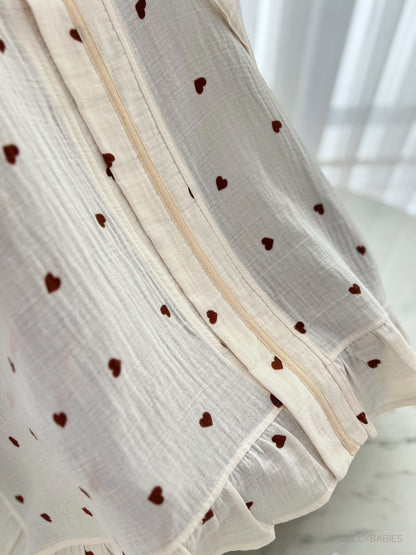 Vit puset örtüsü med mjukt tyg och enkel design.