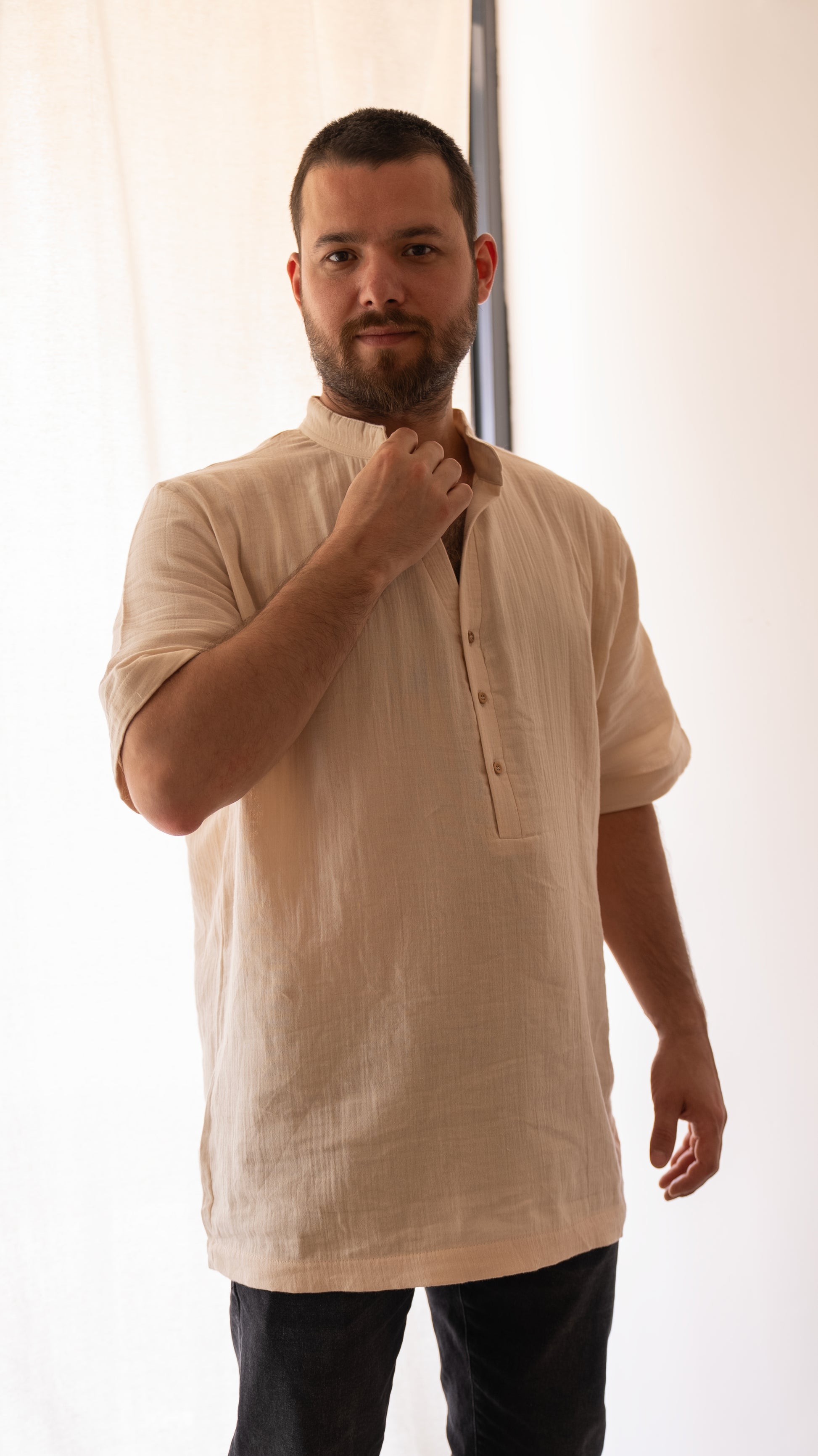 %100 pamuk müslin kumaştan yapılmış, hafif ve nefes alan erkek gömlek modelidir.