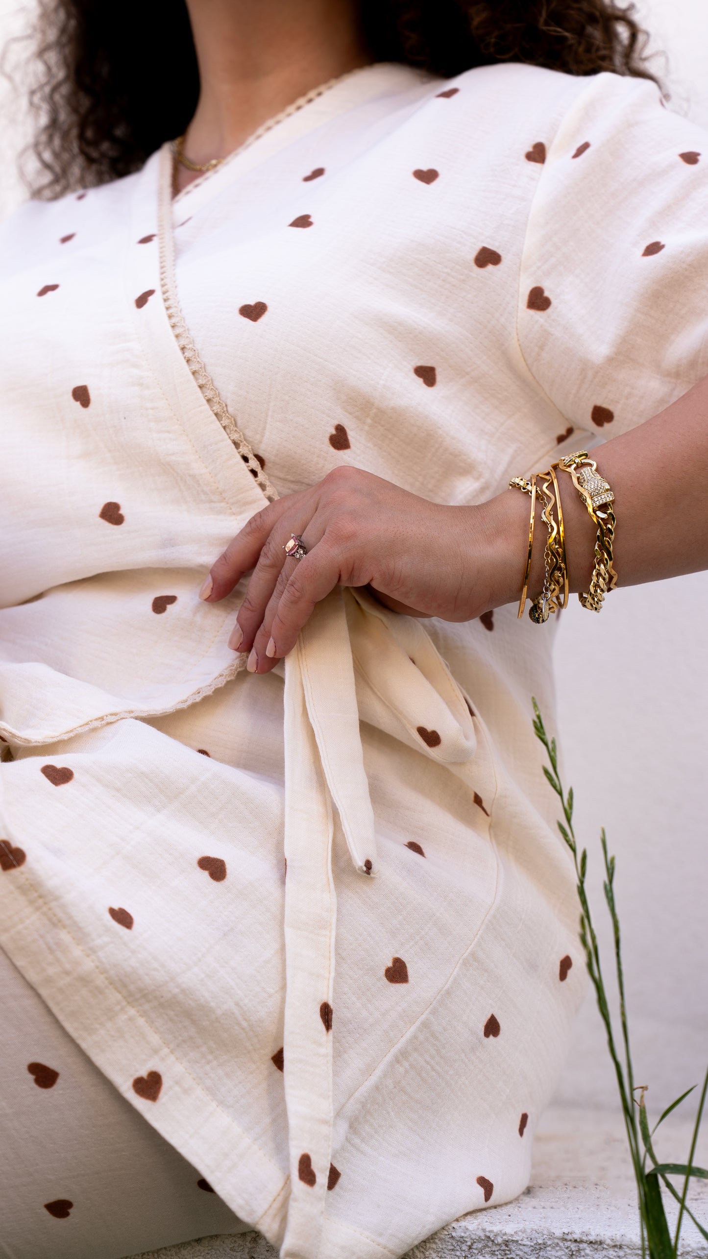 Kahverengi kalp desenli, kısa kollu kruvaze pijama takımı, yumuşak pamuk kumaştan.