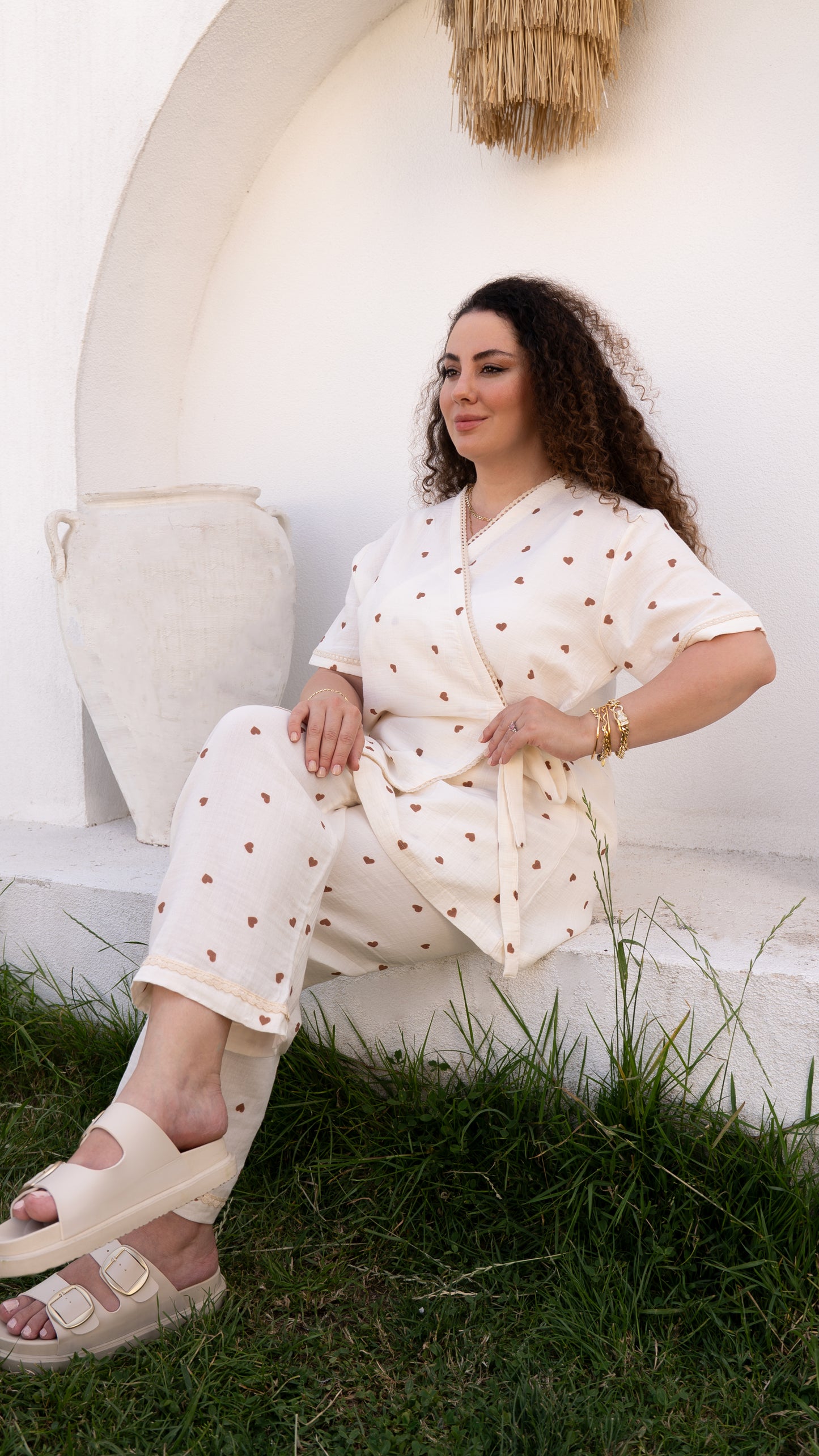 Kısa kollu kruvaze yaka, kahverengi kalp desenli pamuklu pijama takımı seti