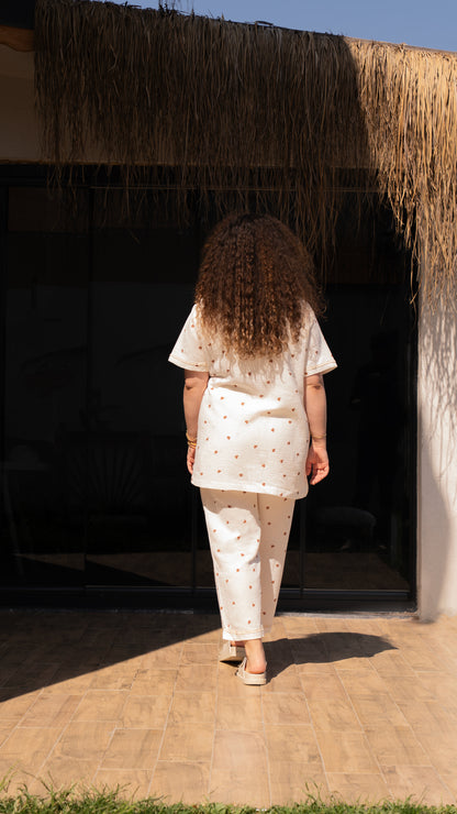 Kahverengi kalp desenli, kısa kollu kruvaze üst ve esnek bel lastikli pijama takımı.