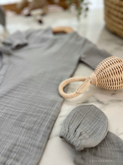 Gri renkli, önden çıtçıtlı, %100 pamuklu erkek bebek tulumu ve aksesuar seti