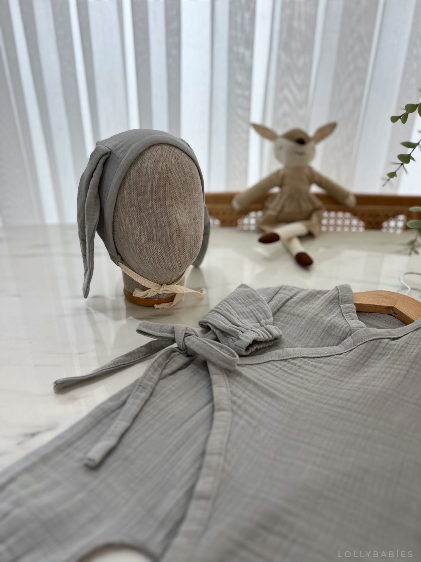 Gri erkek bebek tulumu seti, tavşan kulaklı şapka ve eldiven ile birlikte.