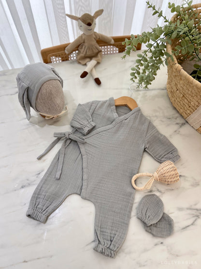 Gri erkek bebek tulumu seti, şapka ve eldiven ile birlikte, yumuşak pamuklu kumaştan.