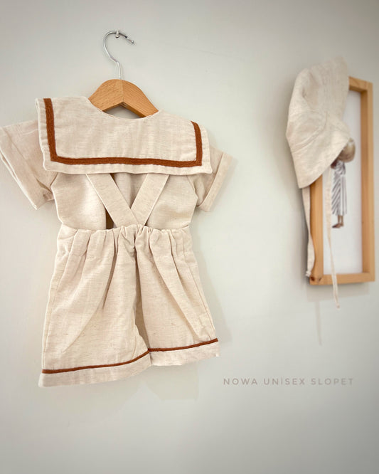 Bebekler için keten salopet, kısa kollu gömlek ve şapka içeren şık iki parça set.