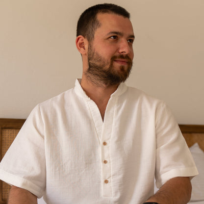 Beyaz, hafif ve nefes alan %100 pamuk müslin erkek gömlek, salaş kesim ve sade tasarım.